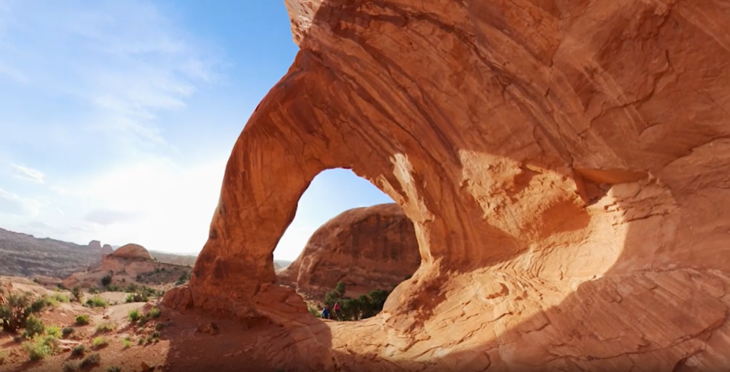 Insta360 One RS 1-inch 360 Edition captures a stunning arch amidst a desert landscape. Serene beauty in the heart of the wilderness.